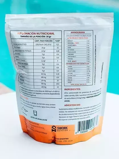 Dos bolsas de proteína de suero de leche SWORK Nutrition junto a una piscina.