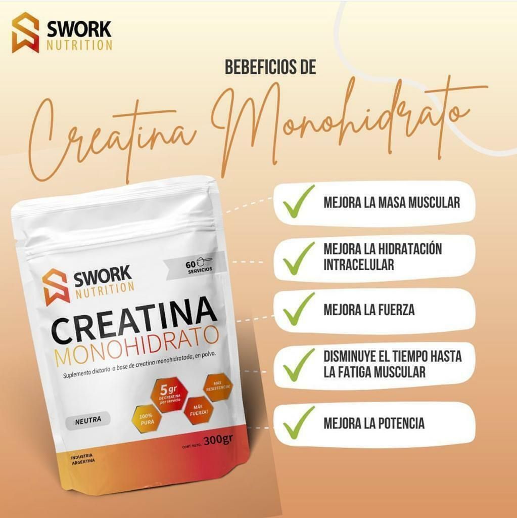 Hombre señalando una bolsa de creatina en polvo. La bolsa tiene la etiqueta 