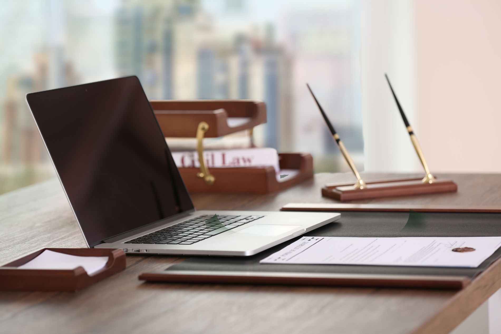Tavolo di uno studio notarile