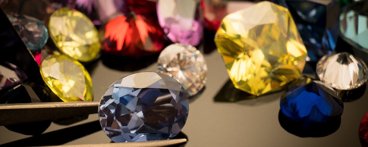 Primo piano di una pila di gemme colorate su un tavolo.