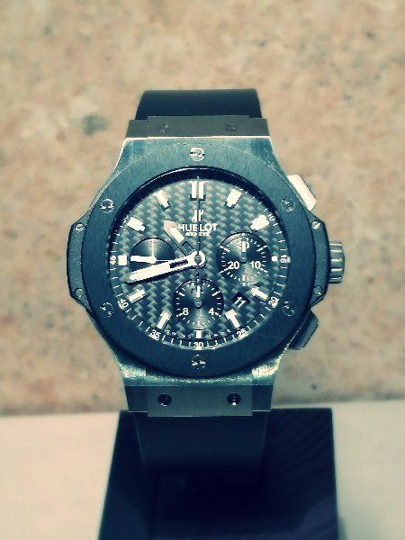 Primo piano di una persona che indossa un orologio al polso.