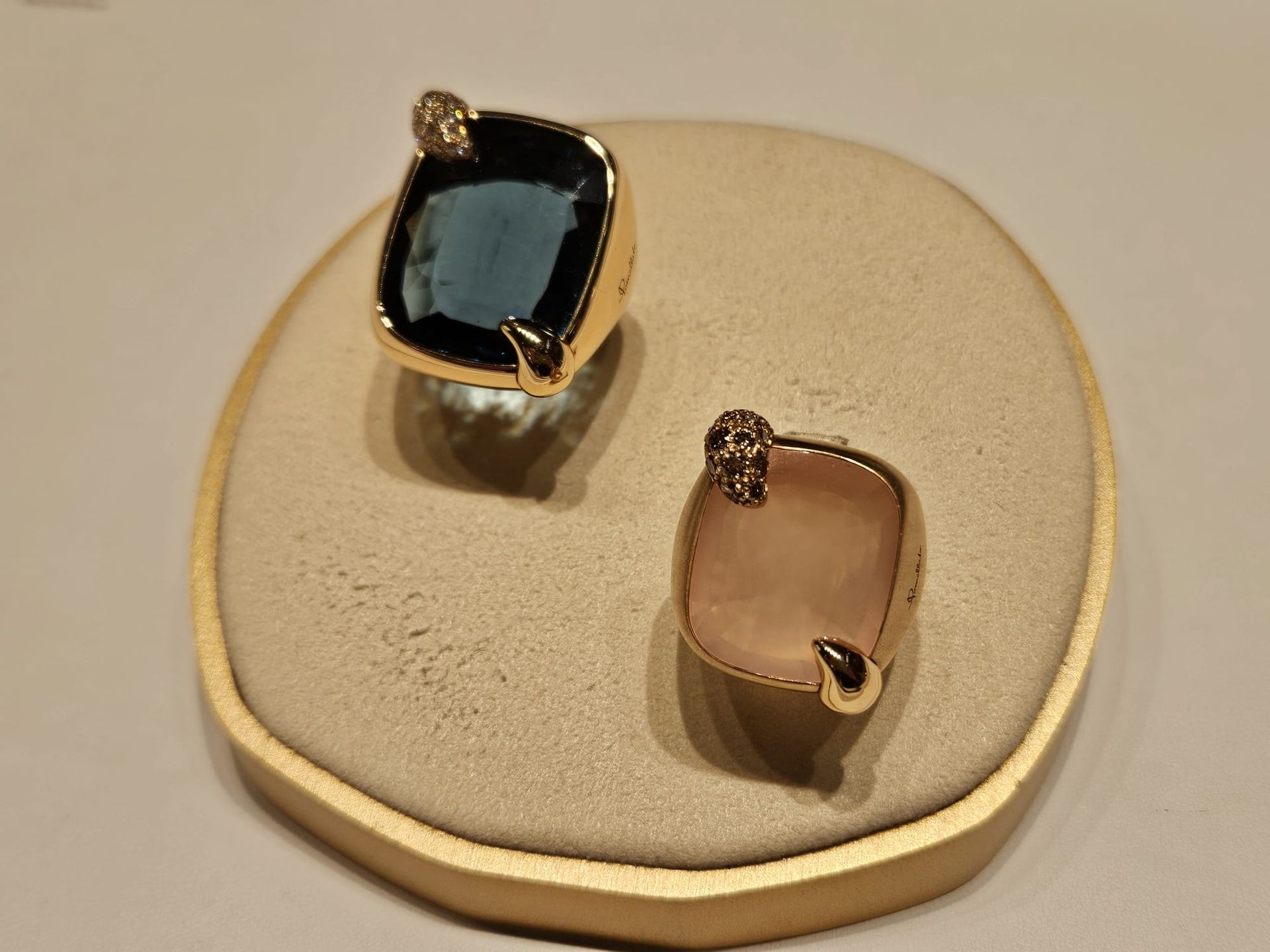 Una donna che indossa un anello e un braccialetto al polso.