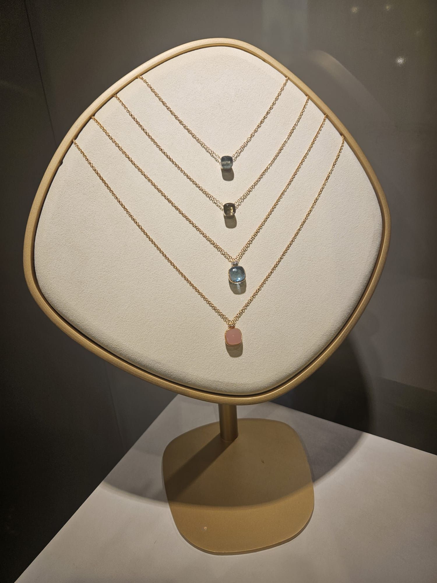 Primo piano di un anello di diamanti su un panno viola.