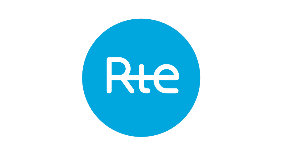 Le logo de RTÉ, composé de lettres blanches arrondies sur un fond circulaire bleu vif.