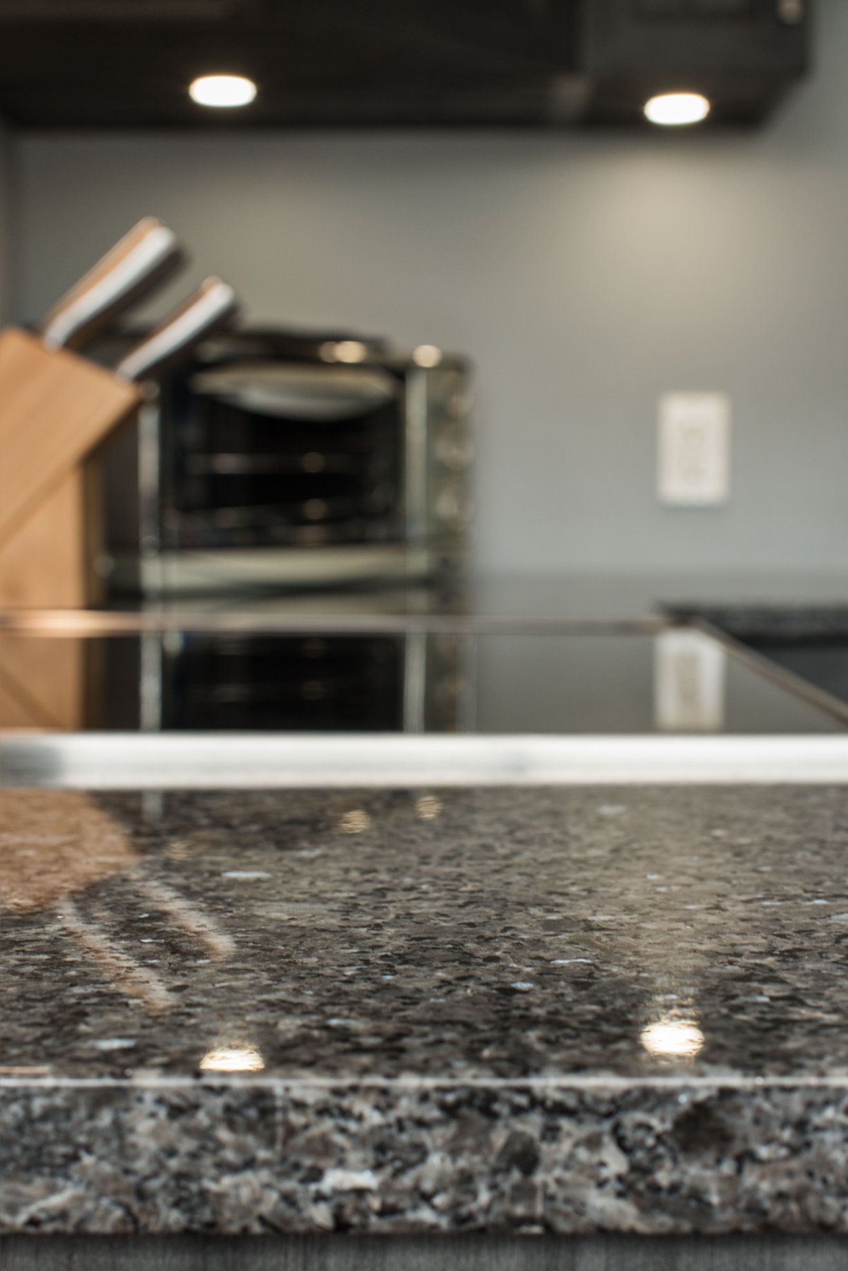 Un gros plan d'un comptoir en granit dans une cuisine.