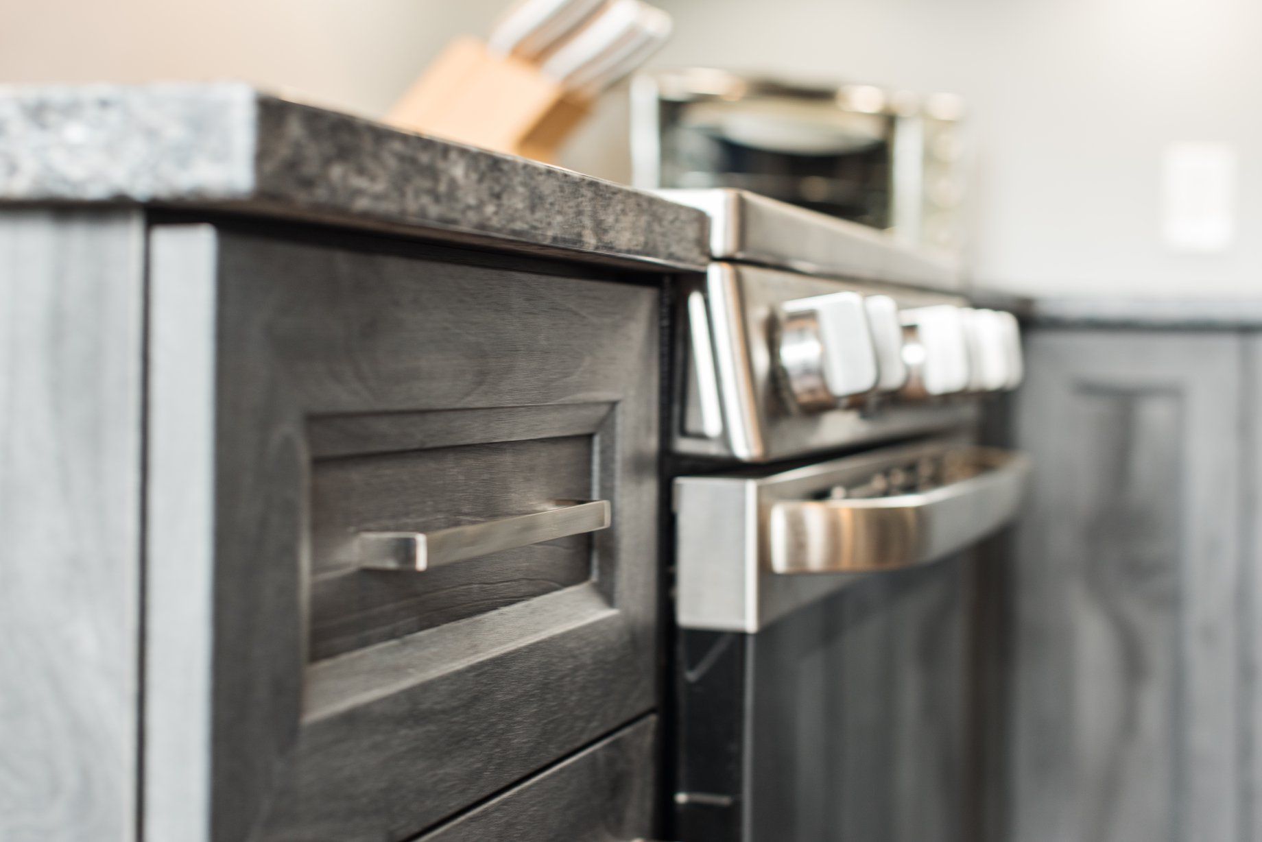 Une cuisine avec électroménagers en acier inoxydable et armoires en bois.