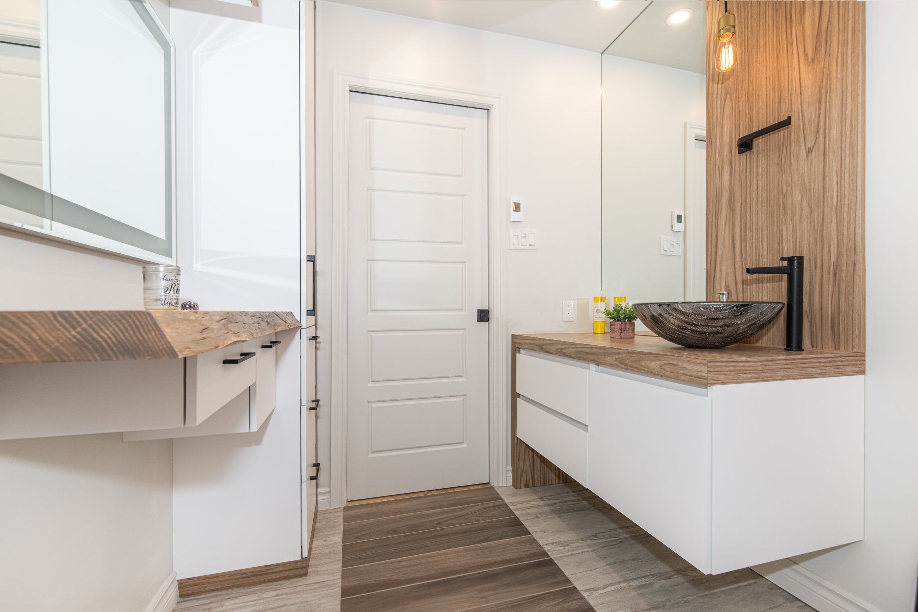 Une salle de bain avec un lavabo et un miroir.