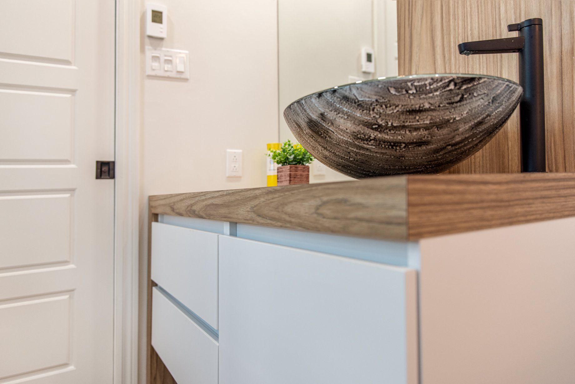Une vanité de salle de bain avec un lavabo et un miroir.