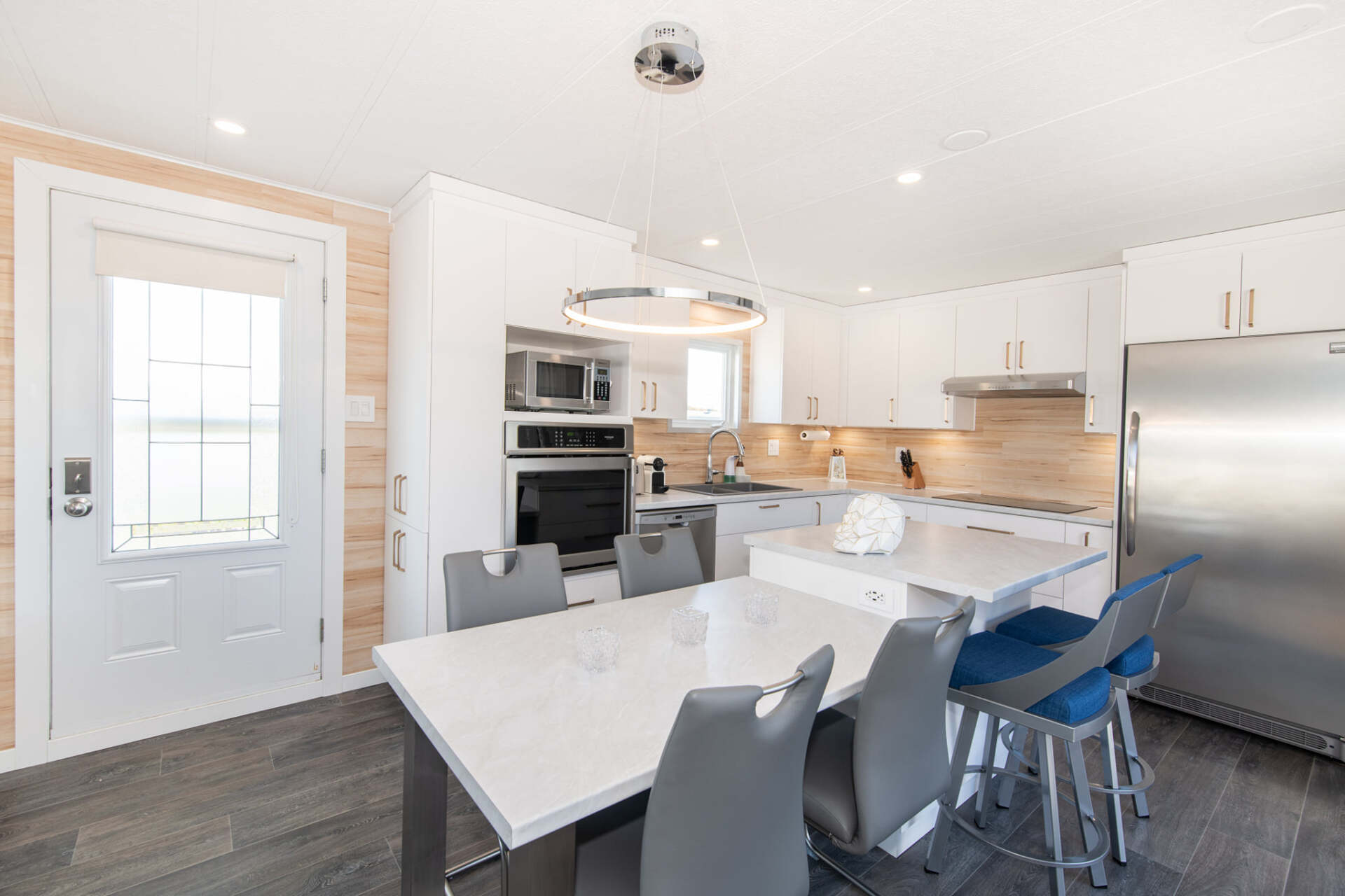 Une cuisine avec une table et des chaises et un réfrigérateur.