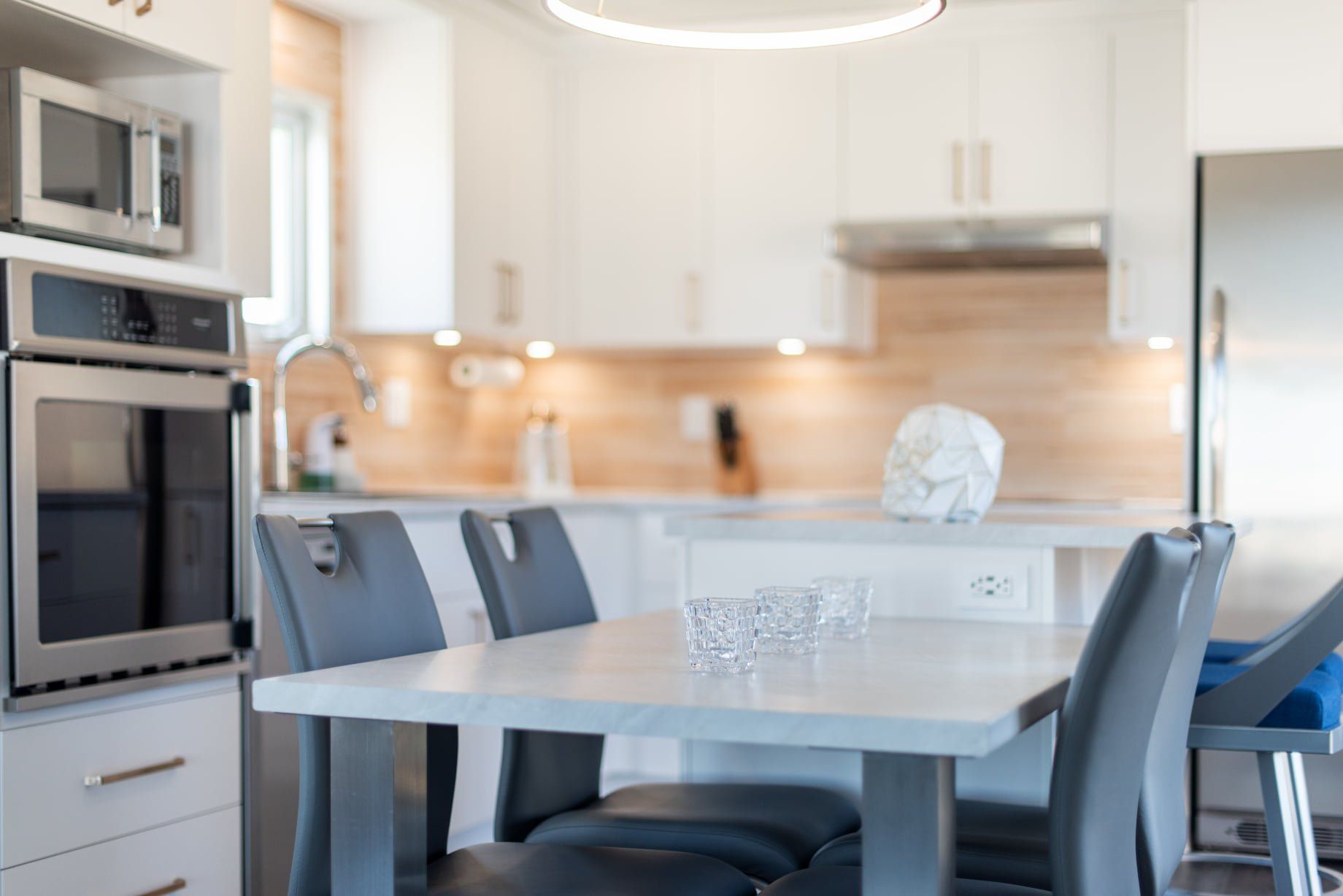 Une cuisine avec une table et des chaises