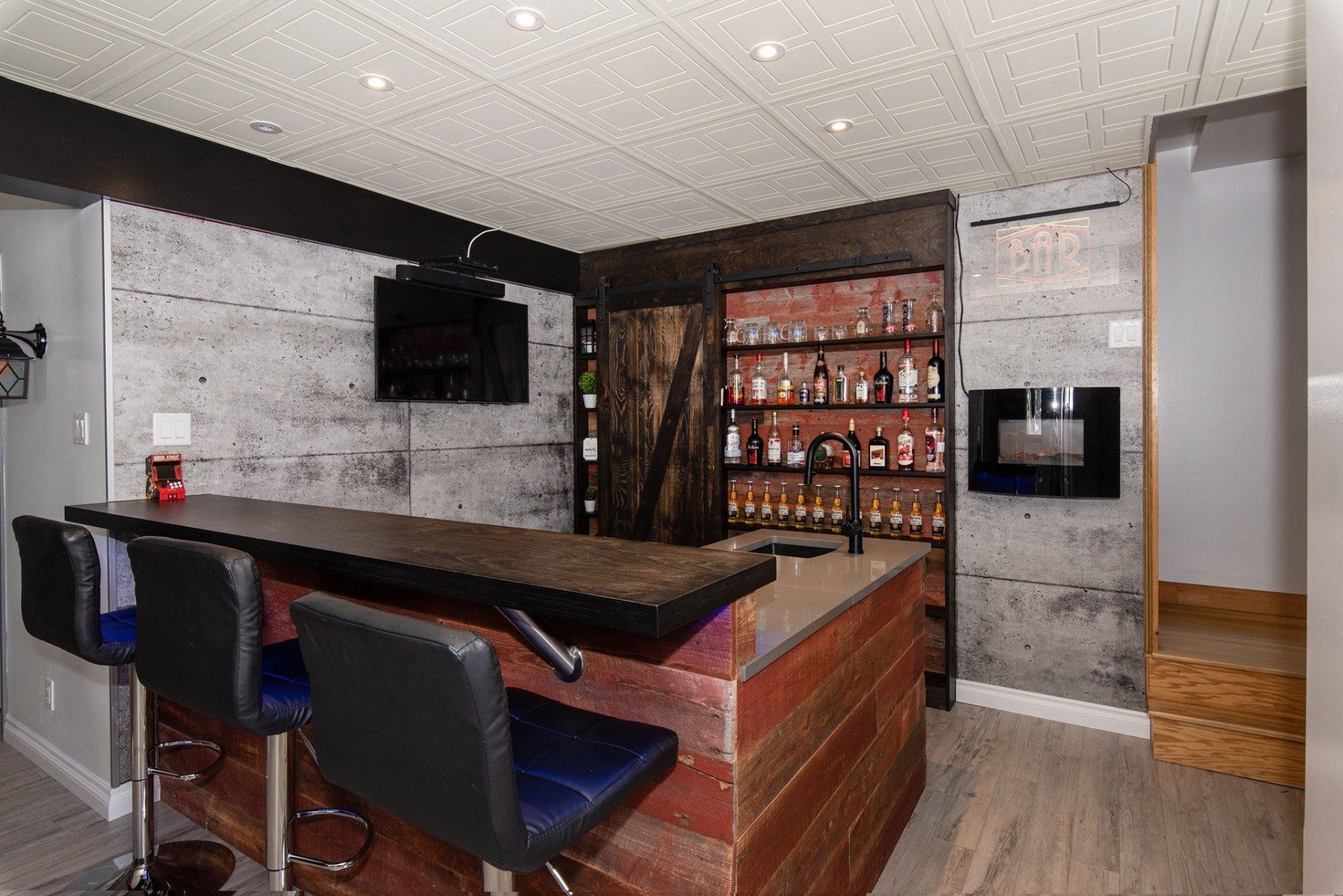 Il y a un bar au milieu de la pièce.