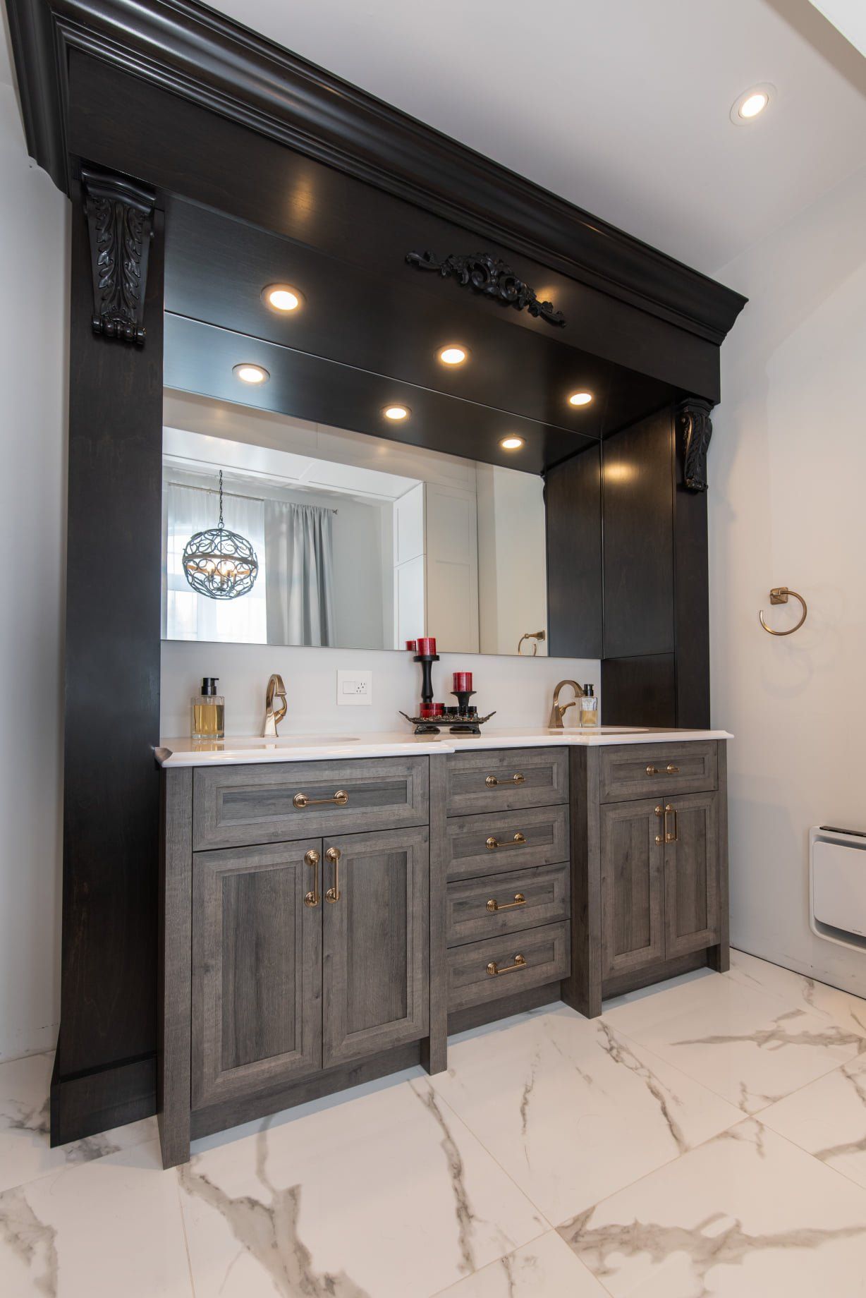 Une salle de bain avec deux lavabos et un grand miroir.