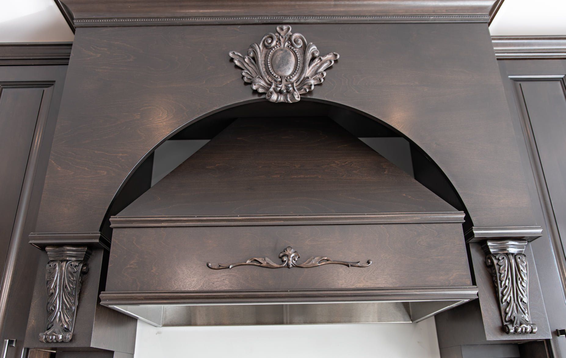 Une hotte de cuisine avec un design fantaisiste dessus