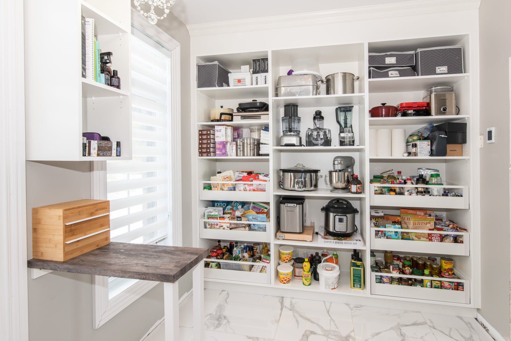 Un garde-manger de cuisine rempli de beaucoup de nourriture et d'appareils électroménagers.