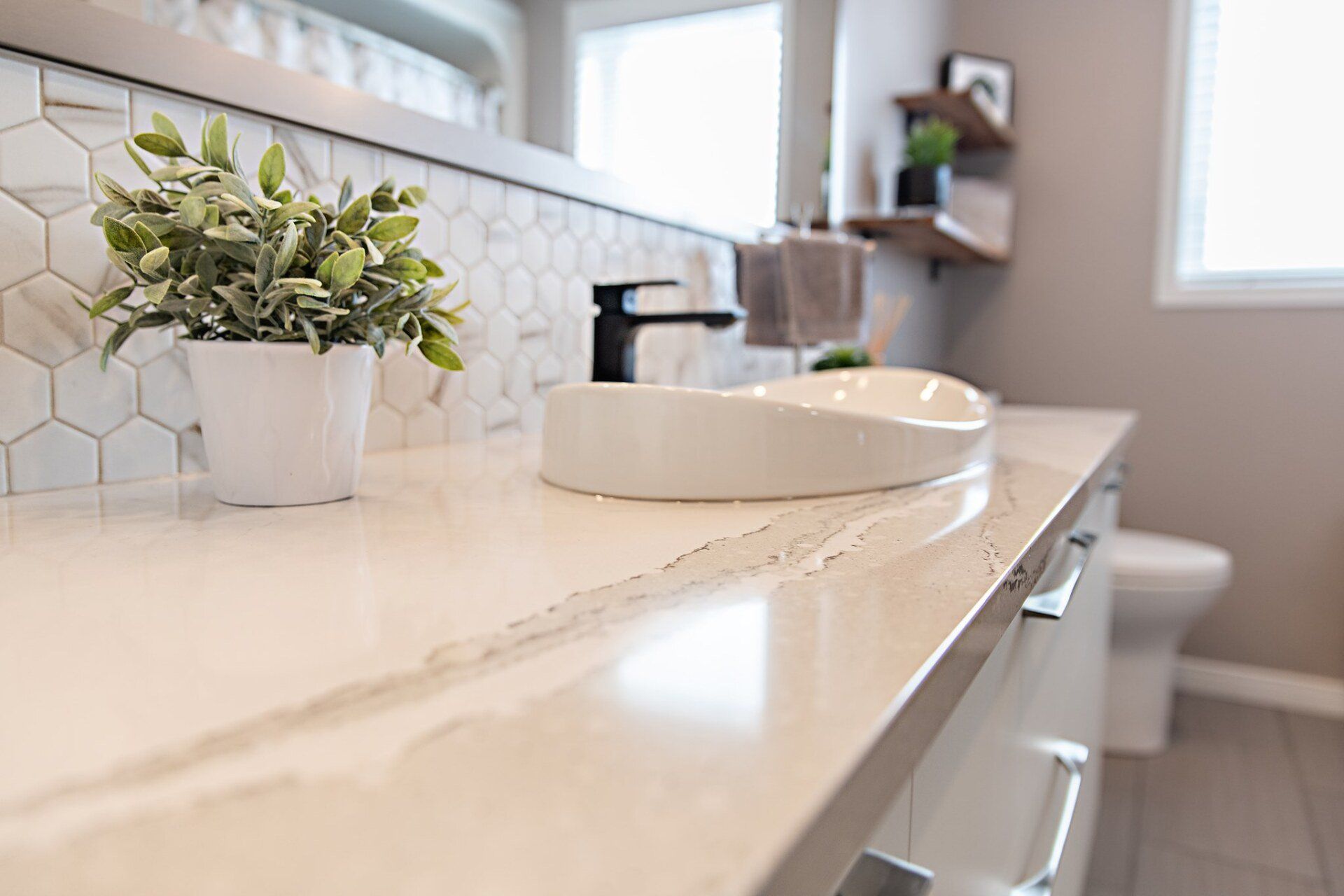 Une salle de bain avec lavabo, WC et miroir.