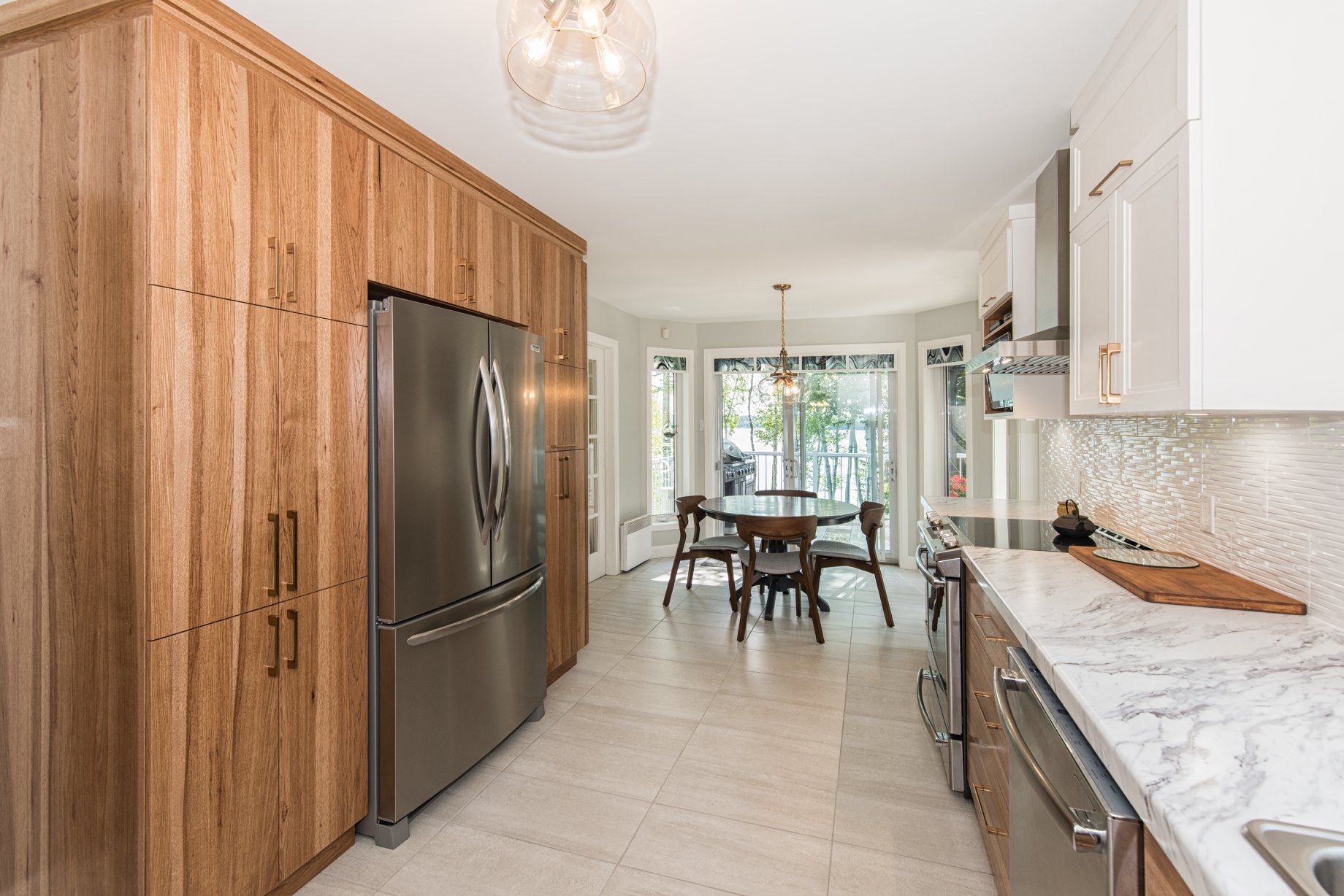 Une cuisine avec électroménagers en acier inoxydable et armoires en bois.