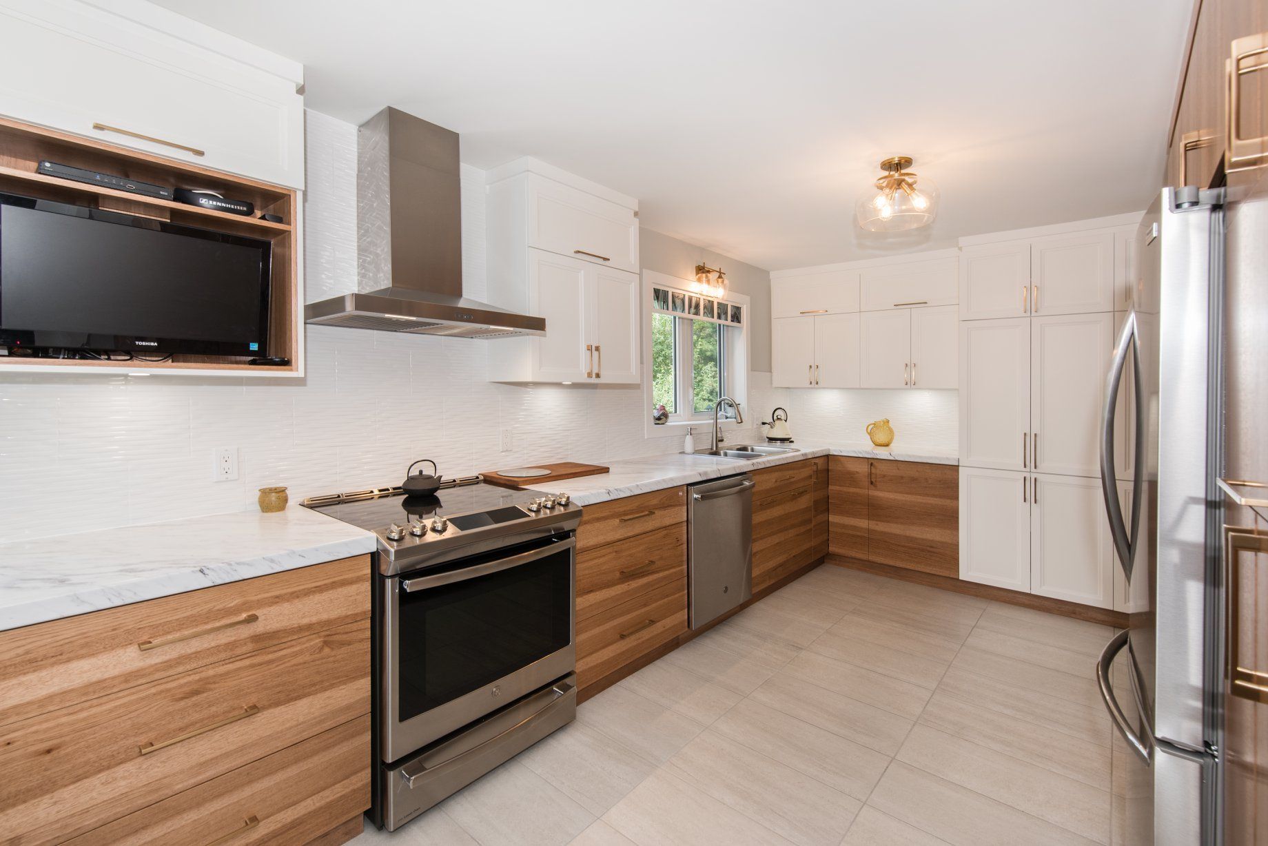 Une cuisine avec des appareils électroménagers en acier inoxydable et des armoires en bois