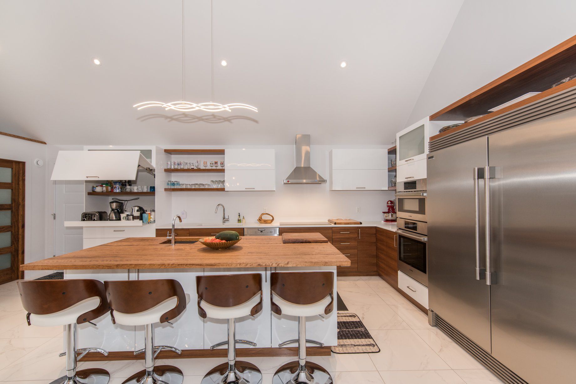 Une cuisine avec des appareils électroménagers en acier inoxydable et un grand îlot