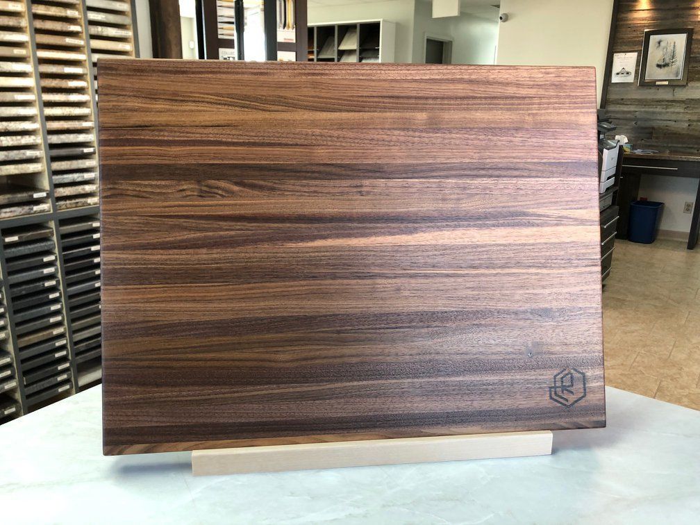 Une planche à découper en bois est posée sur une table dans une pièce.