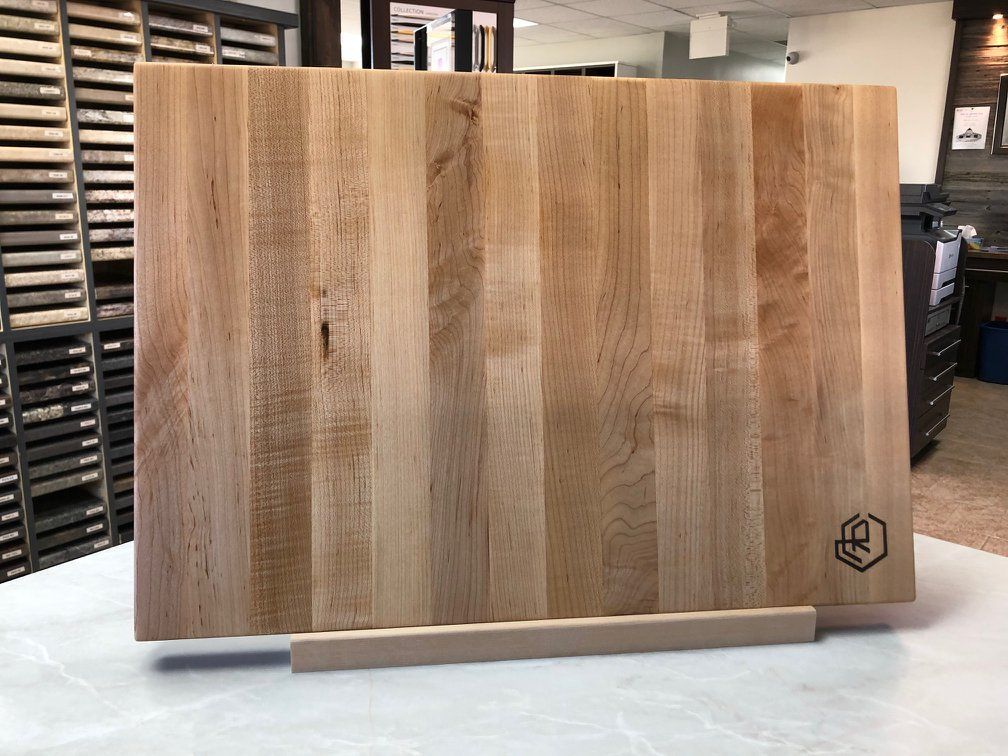 Une grande planche à découper en bois est posée sur une table.