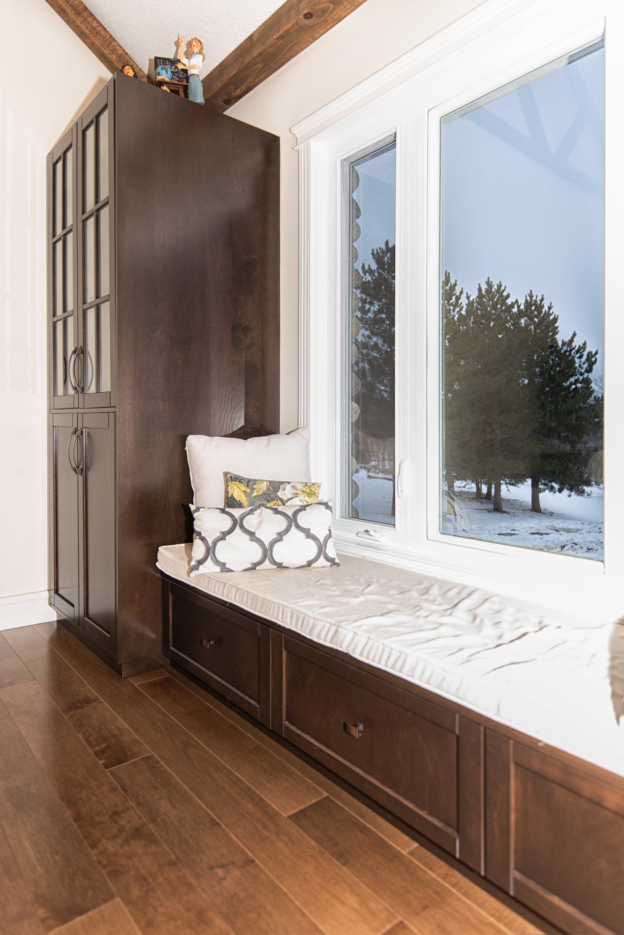 Il y a un siège près de la fenêtre dans le coin de la pièce.