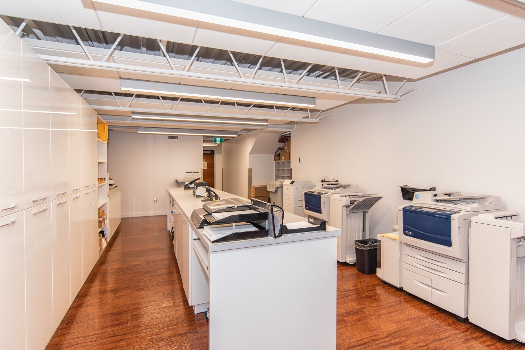 Une grande pièce avec beaucoup d'imprimantes dedans.