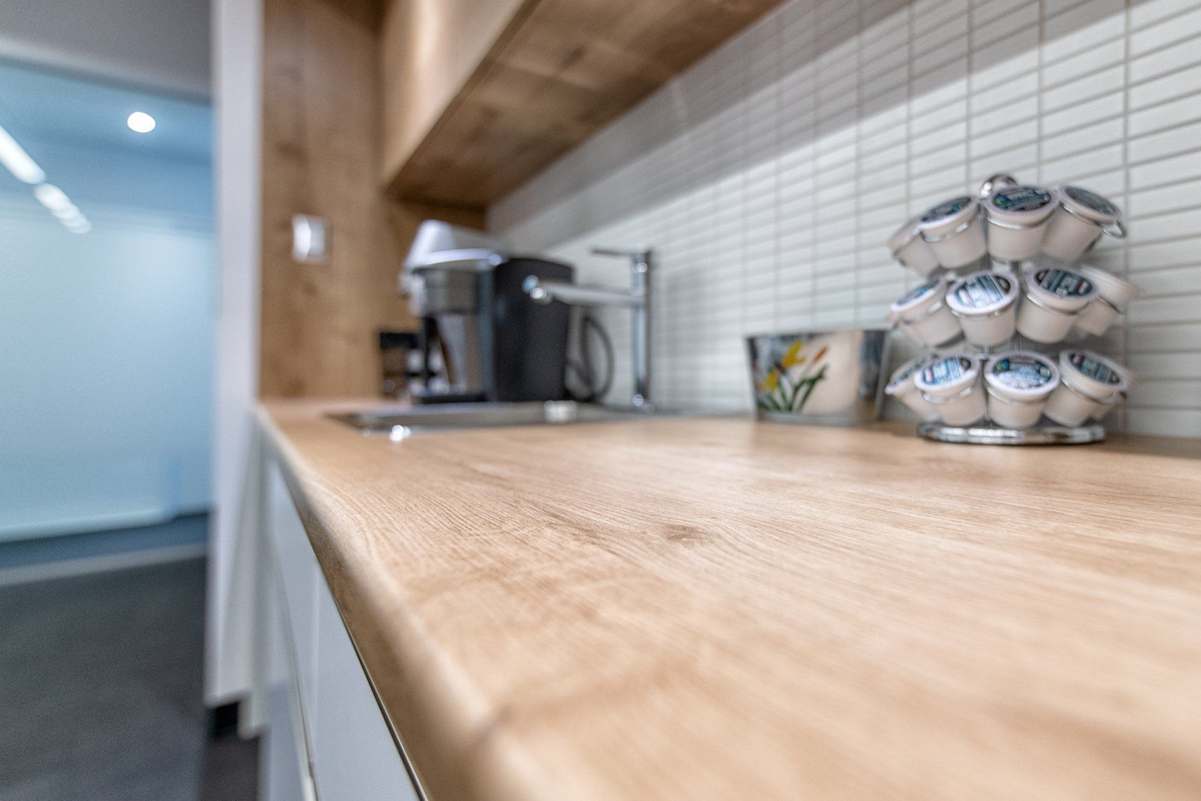 Un comptoir de cuisine avec une pile de tasses à café dessus