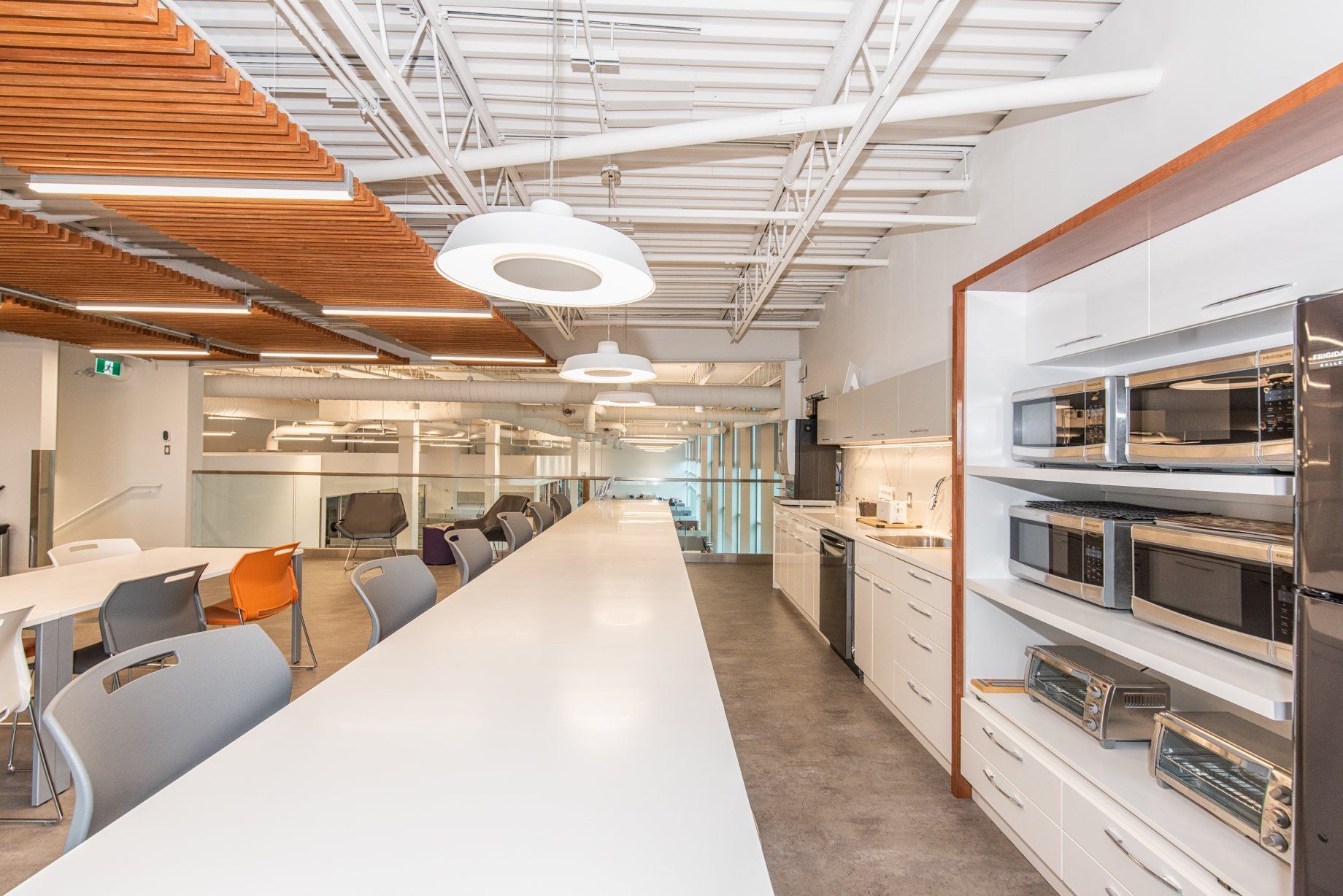 Il y a une longue table au milieu de la pièce.