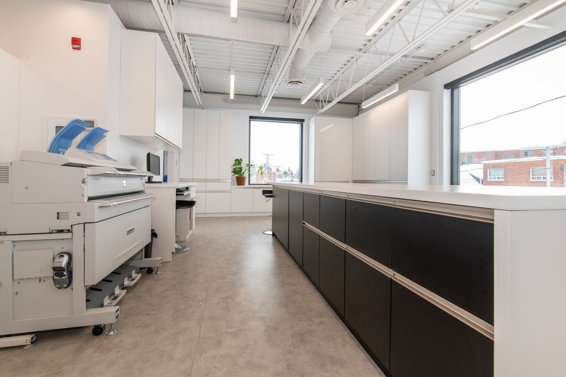 Il y a une imprimante au milieu de la pièce.