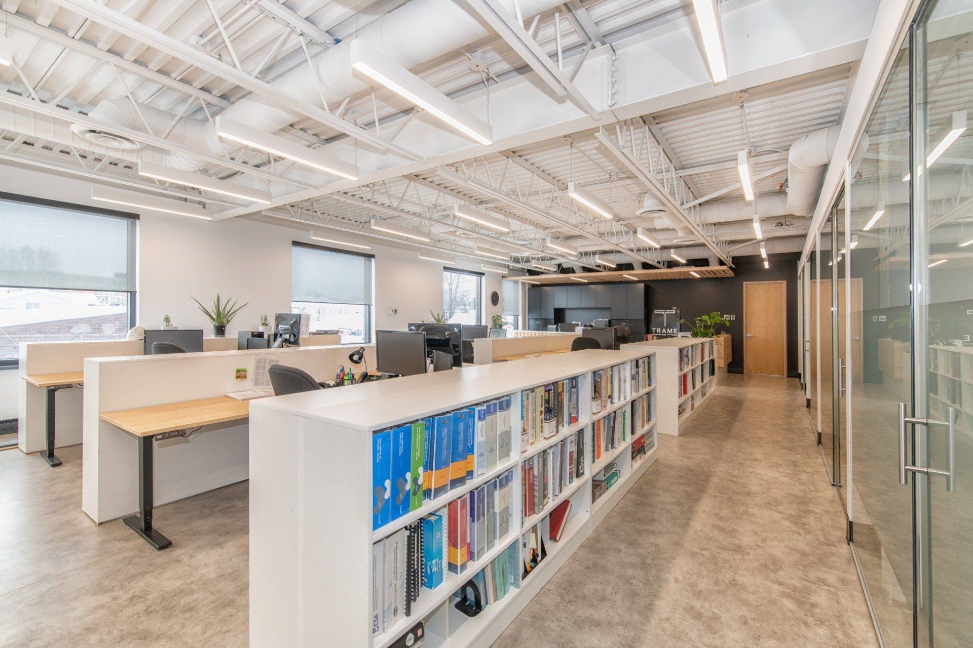 Un grand bureau avec beaucoup d'étagères et de bureaux.