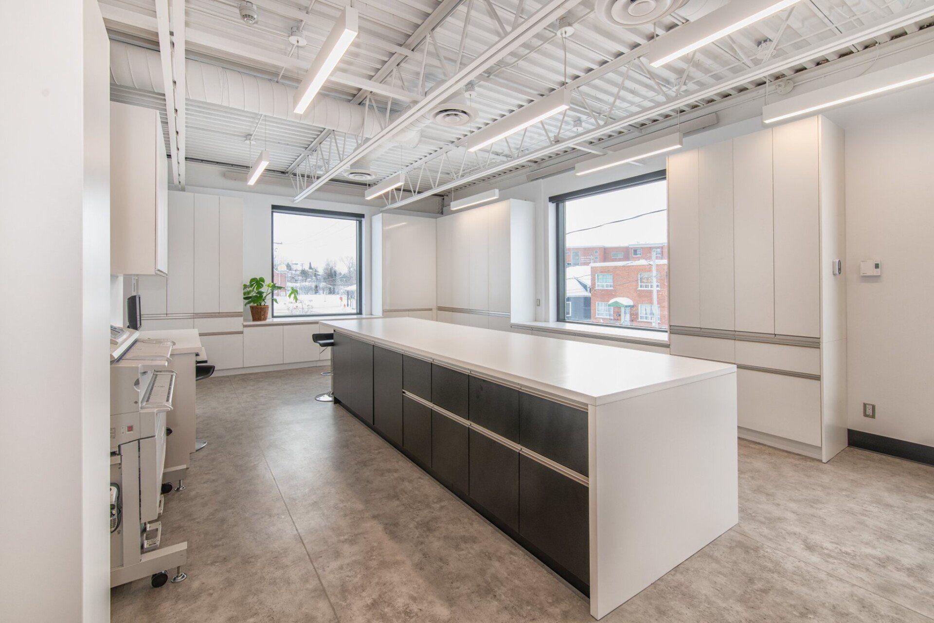 Il y a une grande île au milieu de la pièce.