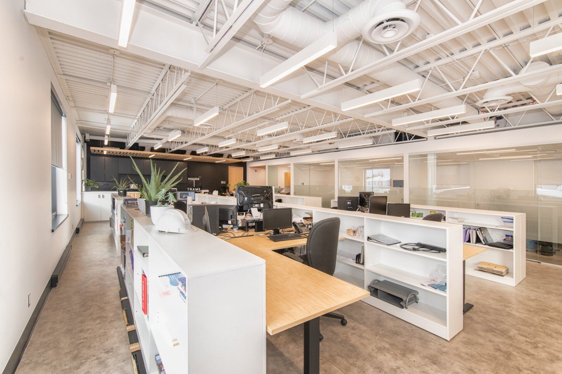 Un grand bureau ouvert avec beaucoup de bureaux et d'étagères.