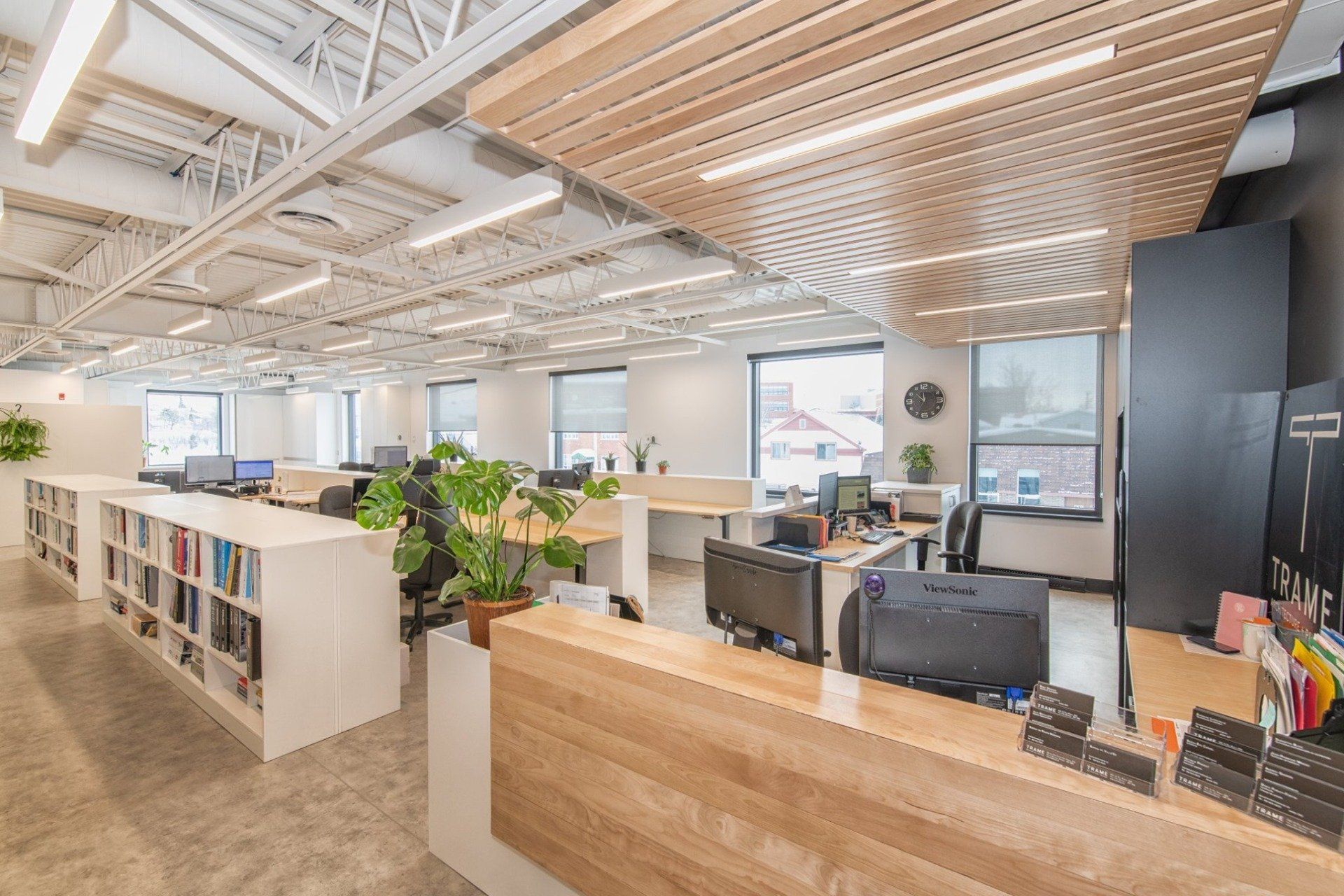 Un grand bureau ouvert avec beaucoup de fenêtres et de bureaux.