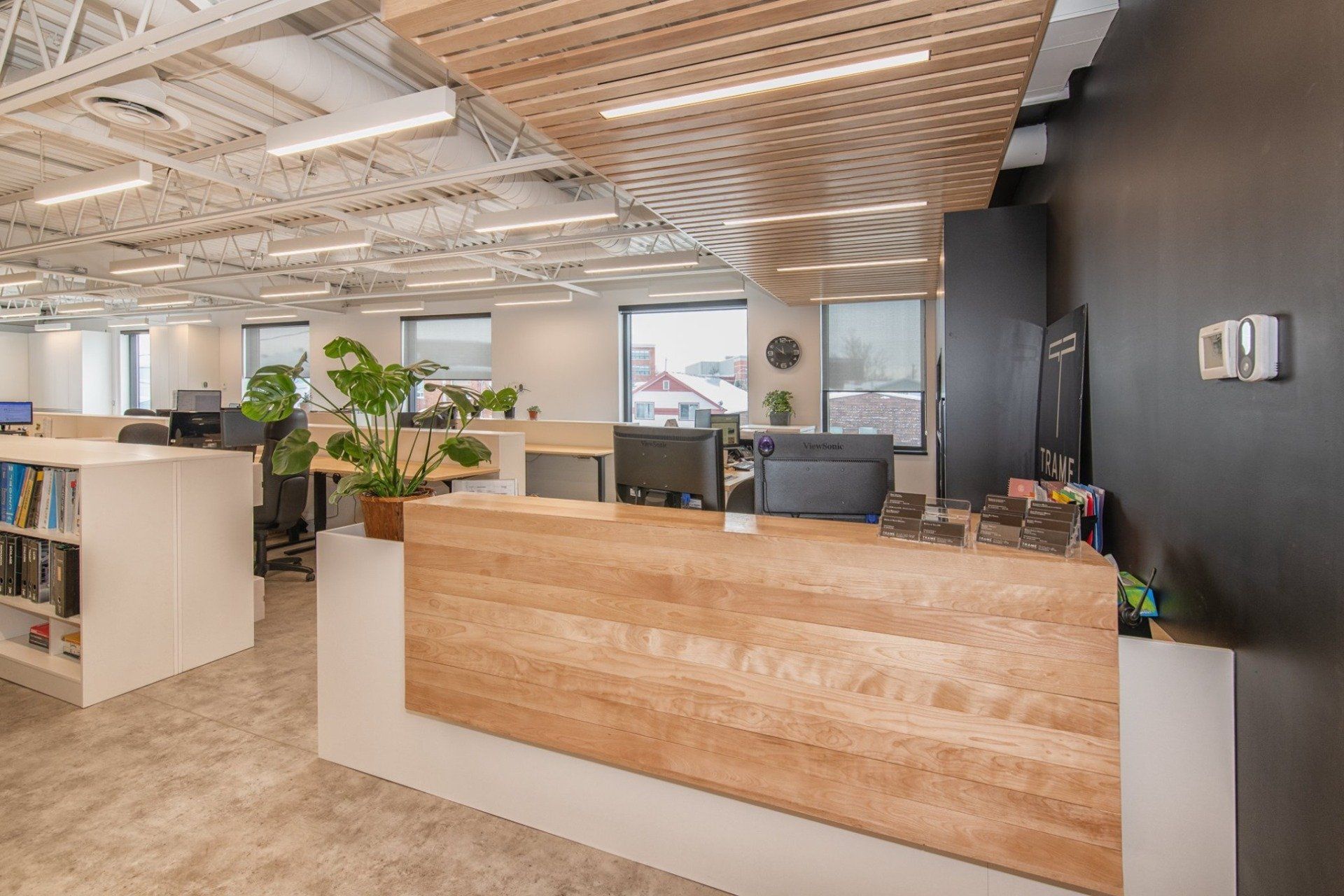 Il y a un bureau de réception en bois au milieu de la pièce.