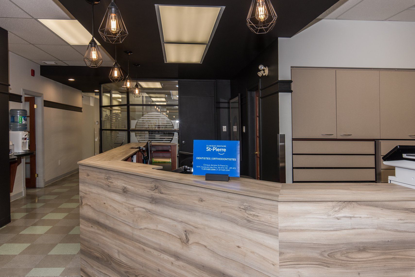 Un bureau de réception en bois avec un ordinateur dessus