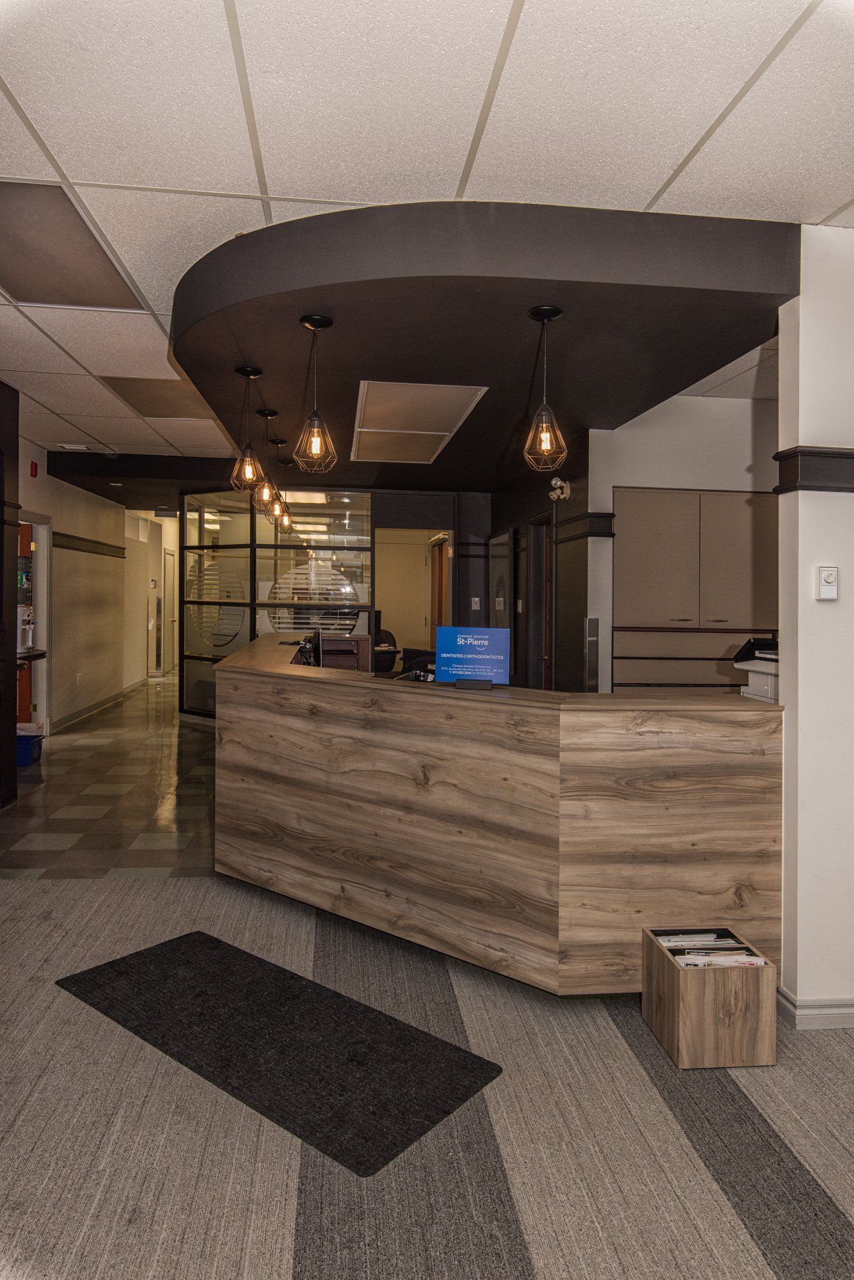 Il y a un comptoir en bois au milieu de la pièce.