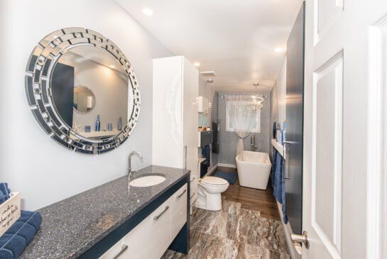 Une salle de bain avec lavabo, WC, baignoire et miroir.