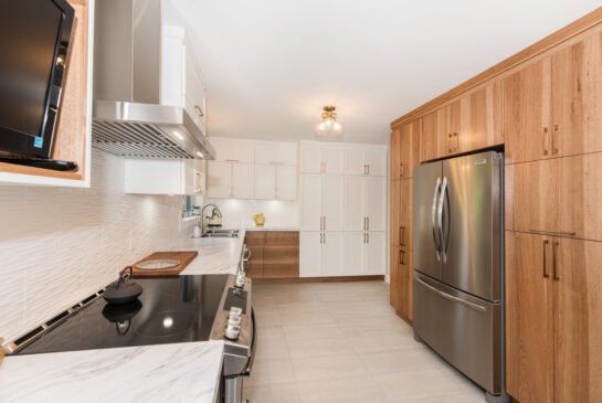 Une cuisine avec des appareils électroménagers en acier inoxydable et des armoires en bois