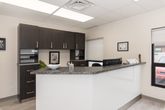 Un cabinet dentaire avec un comptoir et des armoires