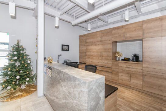 Il y a un sapin de Noël au milieu de la pièce.