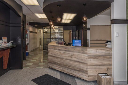 Un comptoir d'accueil en bois dans un cabinet dentaire