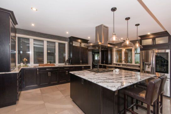 Une cuisine avec un grand îlot et des appareils électroménagers en acier inoxydable