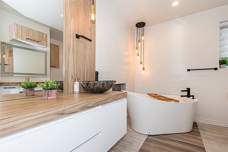 Une salle de bain avec baignoire, lavabo et miroir.