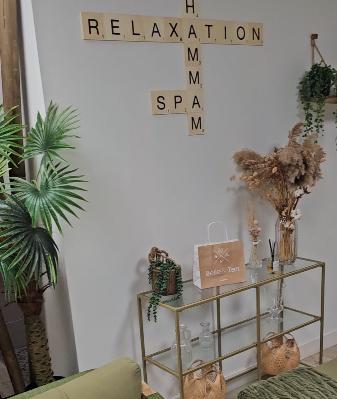 Un bambou dans une pièce à côté d'une plante en pot.