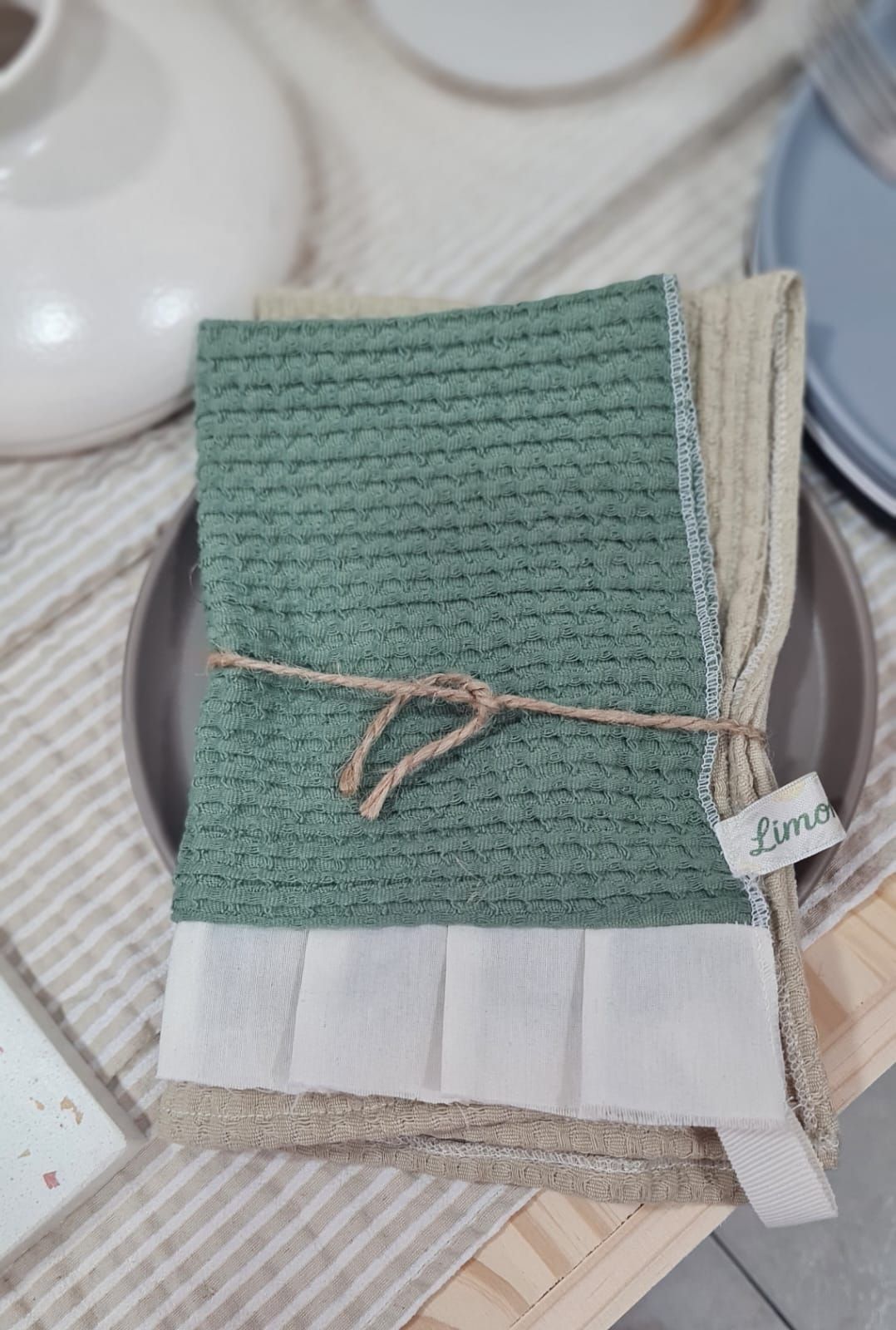 Dos paños de cocina con tejido de gofre, de color verde y beige