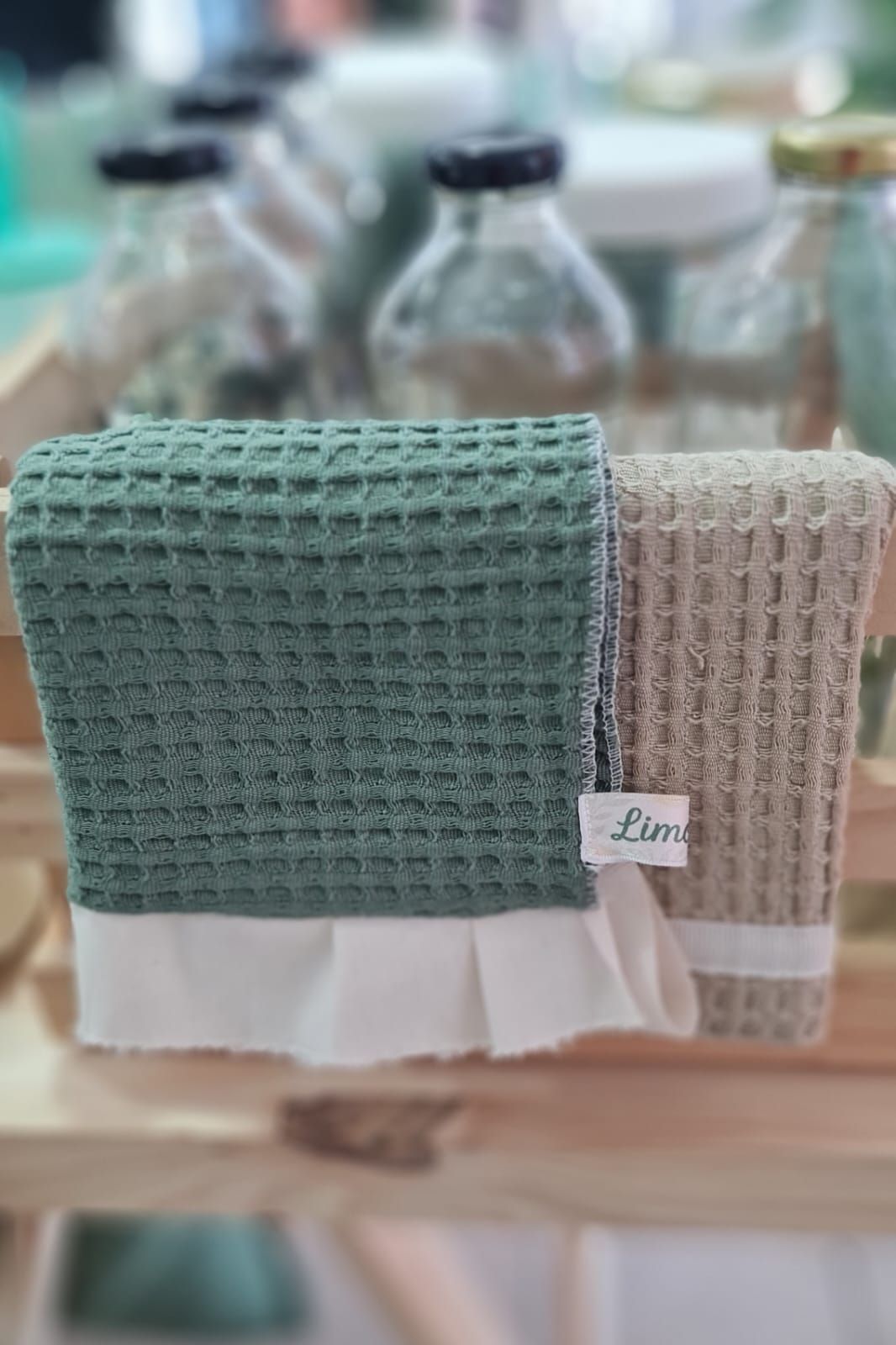 Dos paños de cocina con tejido de gofre, de color verde y beige