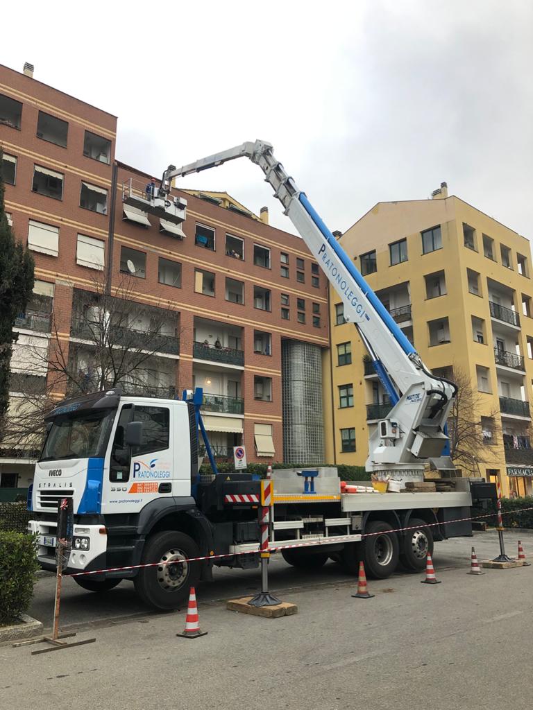 Piattaforma aerea e struttura in ferro verde