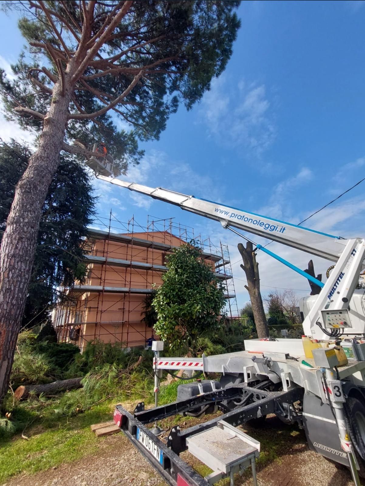 Piattaforma aerea 27 metri - Prato - Pratonoleggi