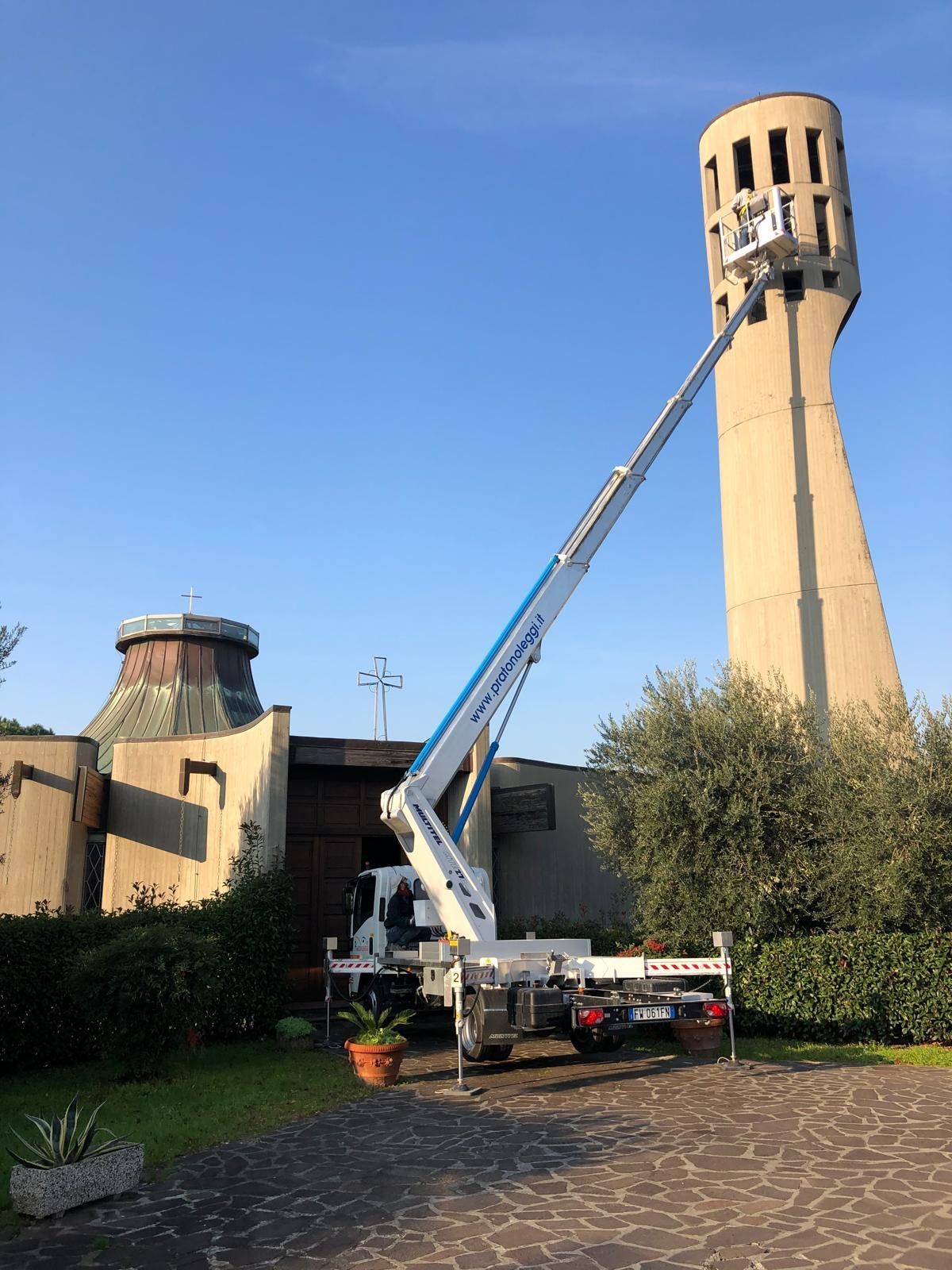 Piattaforma aerea 27 metri - Prato - Pratonoleggi