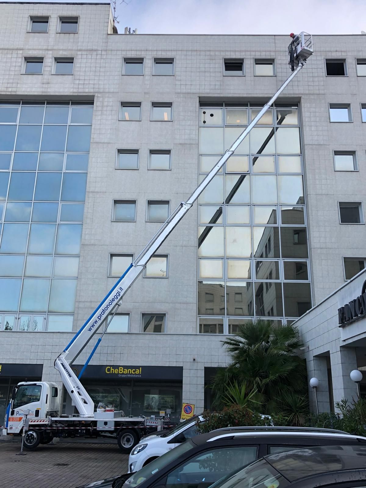 Piattaforma aerea 27 metri - Prato - Pratonoleggi